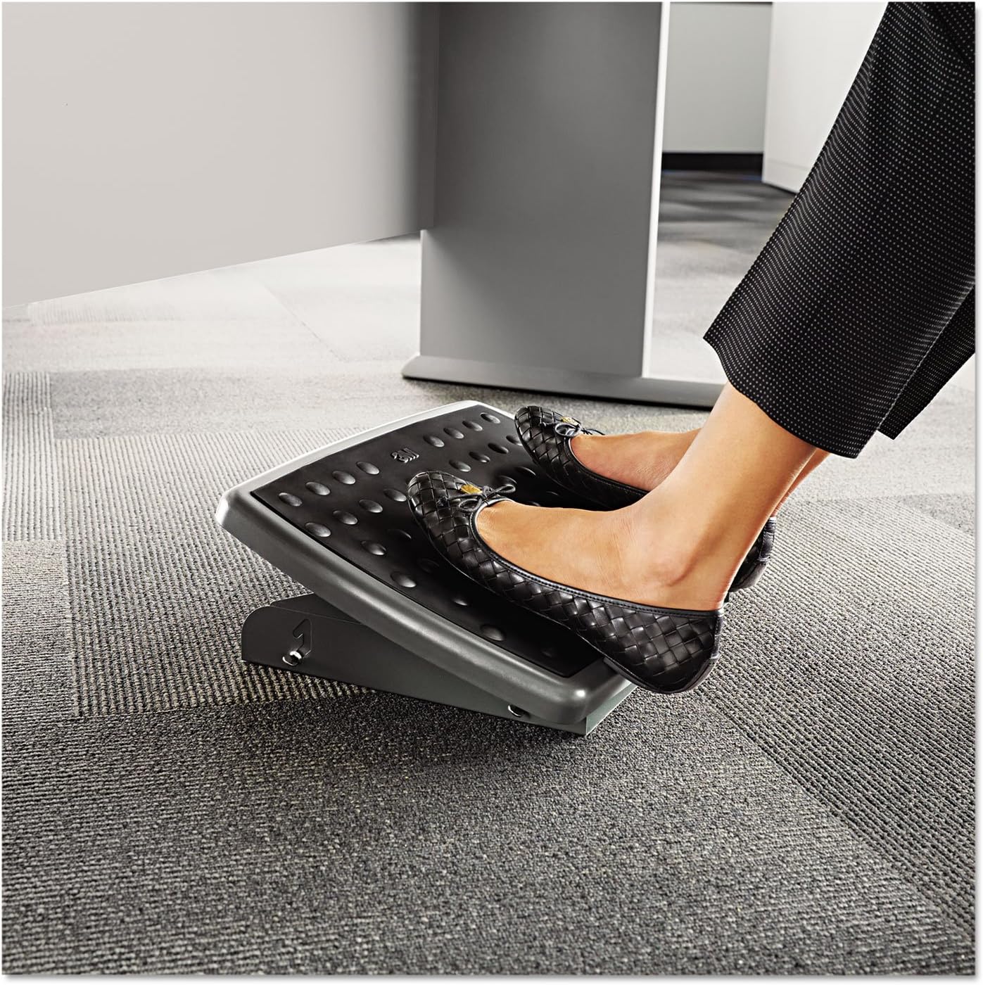 3M Adjustable Foot Rest, 18 Inch Wide Non-skid Platform (FR330)